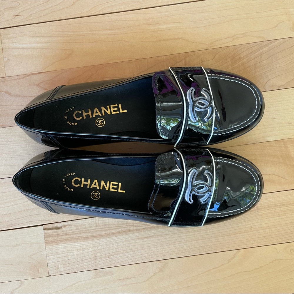 CHANEL Black Patent Leather CC Logo Loafers